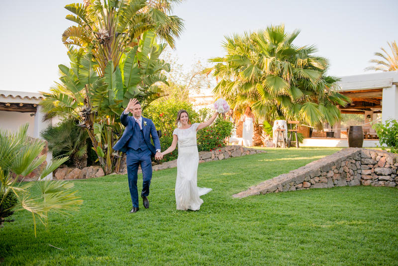 Bemoiety.com - Louise and Alex - Una boda de verano en el campo de Ibiza.