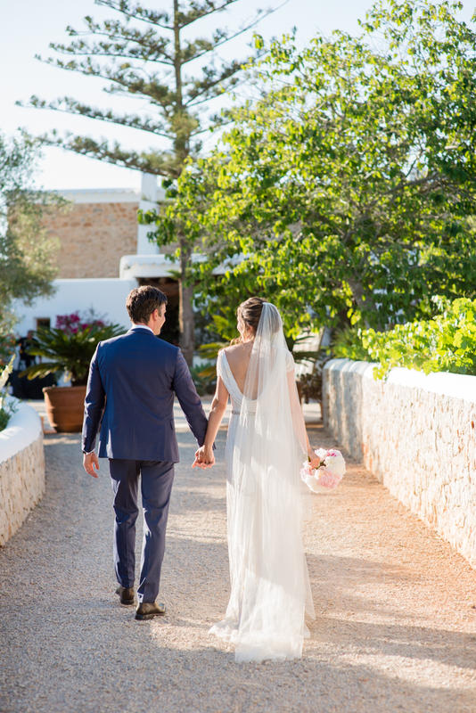 Bemoiety.com - Louise and Alex - Una boda de verano en el campo de Ibiza.
