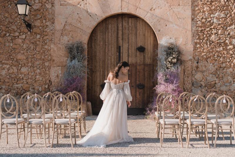 Bemoiety.com - MEDITERRANEAN WEDDING - El entorno, la luz, el color, y la elegancia son los elementos clave de ésta editorial inspirada en el Mediterráneo.