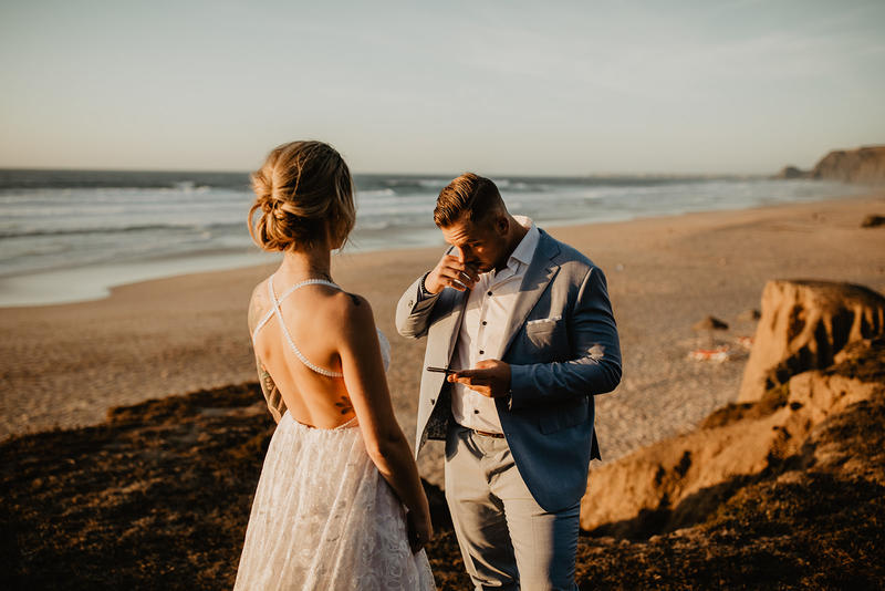 Bemoiety.com - Laura & Max: west Algarve elopement - Laura & Max crossed the Atlantic from Canada to the south of Portugal - Algarve, to their elopement in one of the most iconic landscape of Costa Vicentina.
It was really emotional. They shared some written vows and some tears.