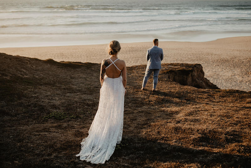 Bemoiety.com - Laura & Max: west Algarve elopement - Laura & Max crossed the Atlantic from Canada to the south of Portugal - Algarve, to their elopement in one of the most iconic landscape of Costa Vicentina.
It was really emotional. They shared some written vows and some tears.