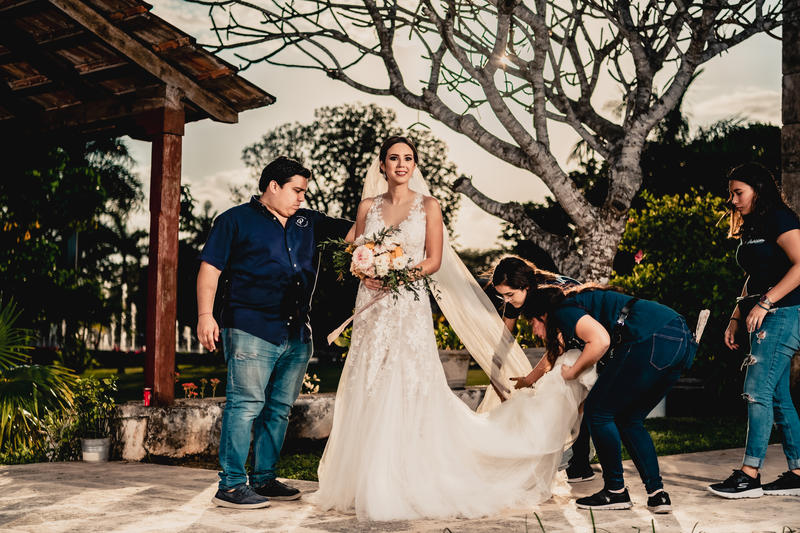 Bemoiety.com - Boda de Claudina & Daniel - Claudina & Daniel se casaron en la hacienda Hunxectaman, en el municipio de Uman Yucatán, llena de detalles clasicos, con un toque de romaticismo, los WP fueron nuestros amigos de Padrisimo MID, los mejores!