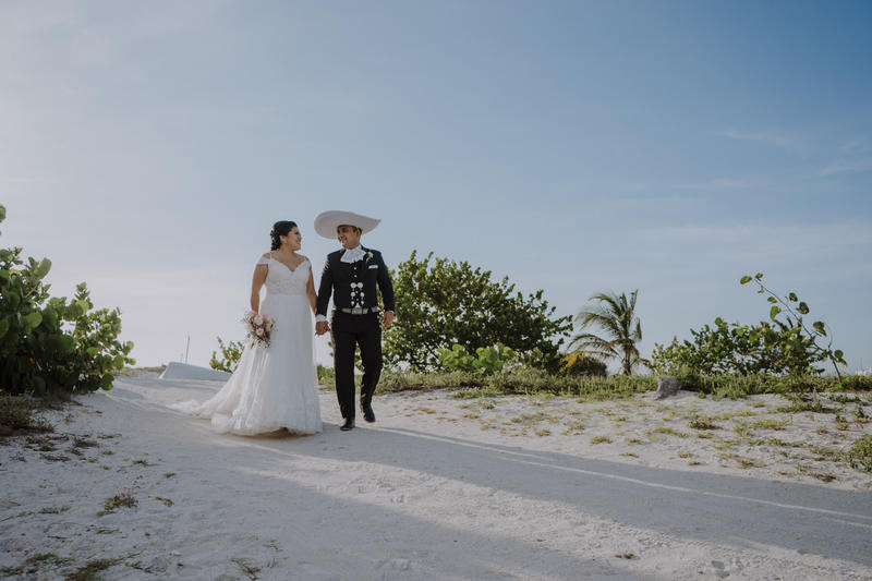 Bemoiety.com - Trash The Dress Mariana & Gabo - Nos fuimos a las playas de Progreso en Yucatán para realizar este lindo y divertido Trash de unos novios a los cuales admiro muchísimo. Espero les encanten y sientan la vibra tan bonita que se vivió.