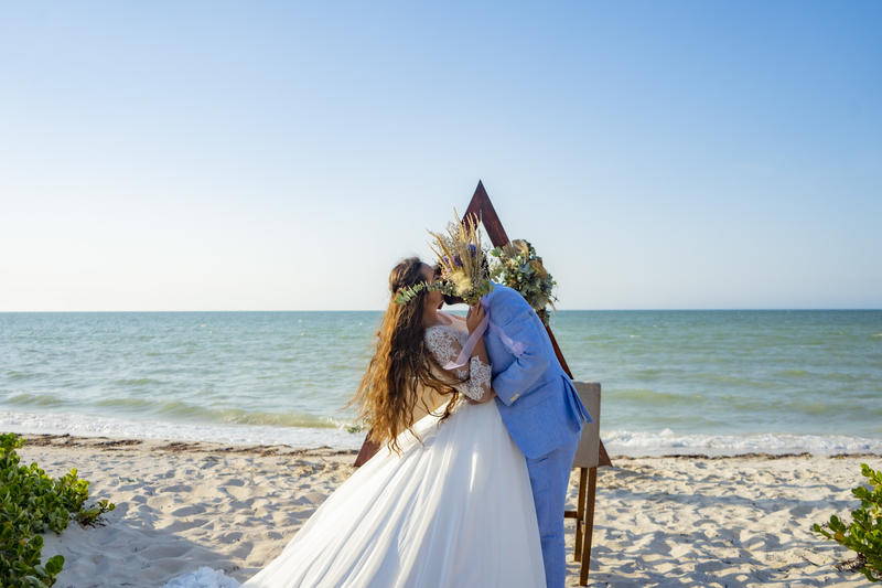 Bemoiety.com - Boda Destino Caro & Lemuel - Ellos vinieron del centro del país a casarse en una de nuestras playas más bonitas. Ame que fue muy diferente todo. Ellos sabían que querían y aún con inconvenientes se logro el objetivo. Espero les guste este resumen de su día!