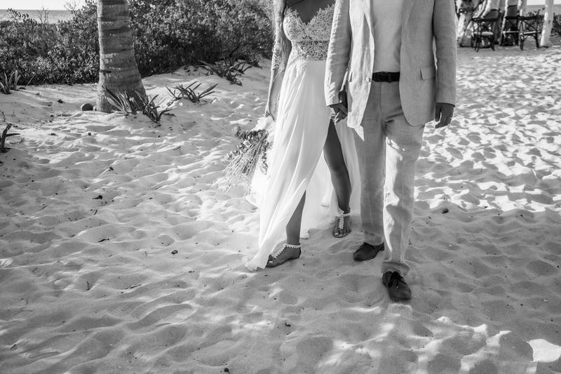 Bemoiety.com - Boda Destino Caro & Lemuel - Ellos vinieron del centro del país a casarse en una de nuestras playas más bonitas. Ame que fue muy diferente todo. Ellos sabían que querían y aún con inconvenientes se logro el objetivo. Espero les guste este resumen de su día!